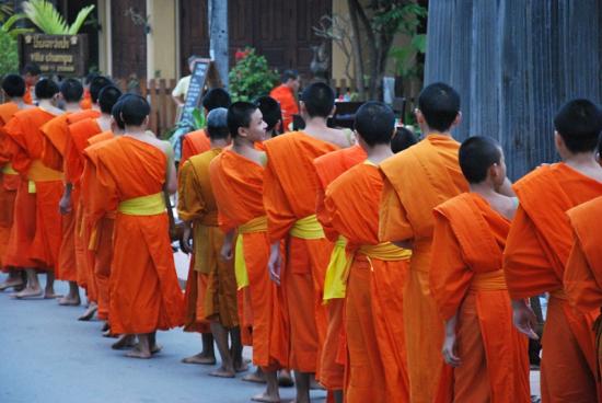 Luang Prabang - aumône des moines (2)