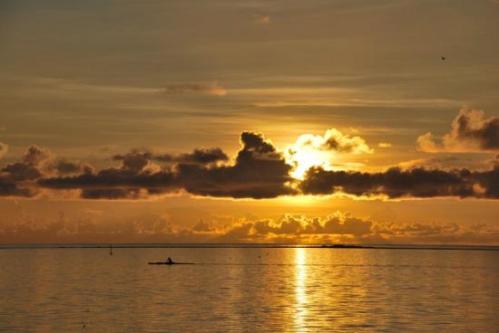 Moorea - Coucher de soleil avec pagayeur