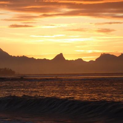Papeete - Plage Lafayette coucher de soleil sur Moorea