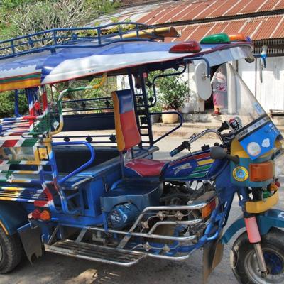 Tuk tuk laotien